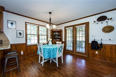 breakfast nook/dining