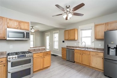 2124 E 23rd St, Des Moines, IA 50317 - photo 2