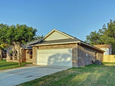 322 S Bowie Dr, Weatherford, TX 76086 - photo 2
