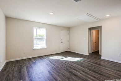 528 E New Braunfels St, Seguin, TX 78155 - photo 6