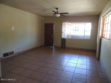 LIVING ROOM (3)