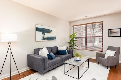 T 587 E Rich St00017