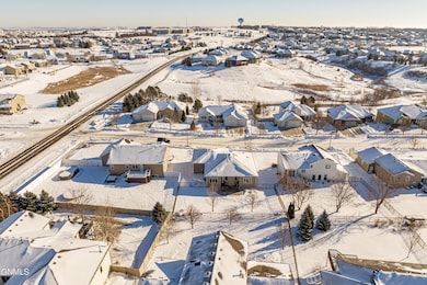 1208 Eagle Crest Loop, Bismarck, ND 58503 - photo 4