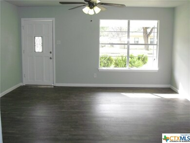 958 E Cedar St, Seguin, TX 78155 - photo 2