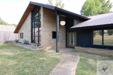 996 N Kings Hwy, Wake Village, TX 75501 - photo 2