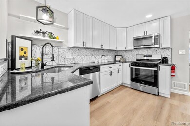 30619 Maplewood St, Garden City, MI 48135 - photo 7