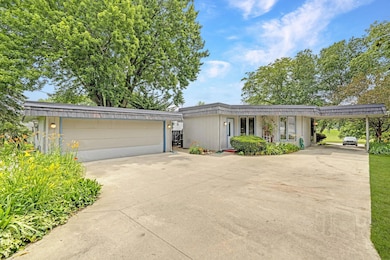 2017 W 4th St, Cedar Falls, IA 50613 - photo 2