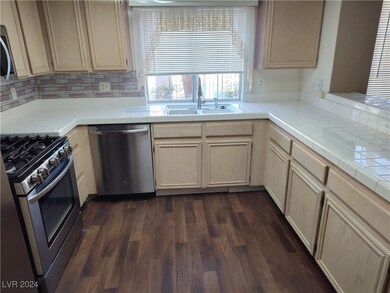 View walking into kitchen.
