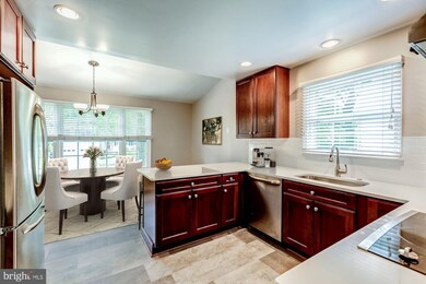 9365 Tovito Dr, Fairfax, VA 22031 - photo 6