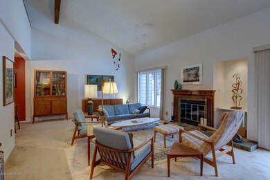 Large living room w/vaulted ceilings