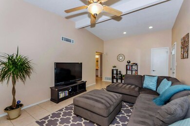 706 E Cavalier Dr-large-005-28-Living Ro