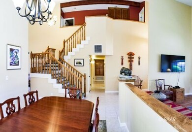 Dining room lookong towards entry