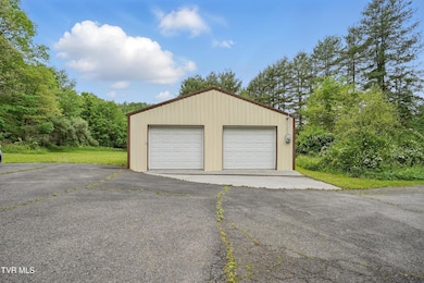 OVERSIZED 2-CAR GARAGE