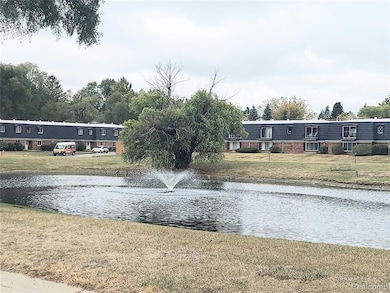 1806 Colonial Village Way unit 3, Waterford, MI 48328 - photo 2