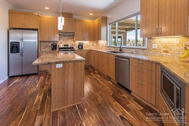 1110 NW Rimrock Dr, Redmond, OR 97756 - photo 3