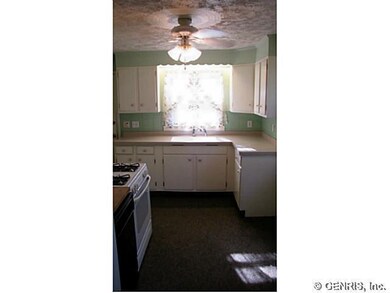 Kitchen ample kitchen cabinets w/13 cabinets and 3