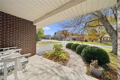 105 Redwood Cir, Latrobe, PA 15650 - photo 4