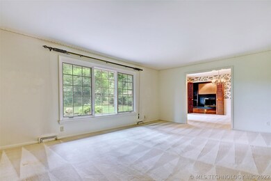 LARGE FORMAL LIVING