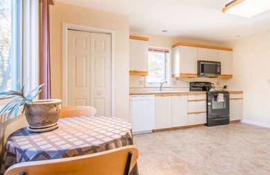 50 Thayer Bay Cir, Colchester, VT 05446 - photo 2