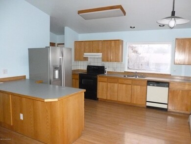 Breakfast bar and all appliances!