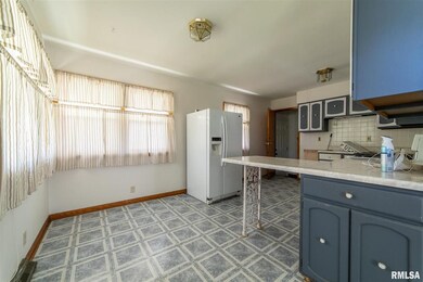 925 Clinton St, Lincoln, IL 62656 - photo 6