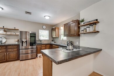 604 Moss St, Gainesville, TX 76240 - photo 2