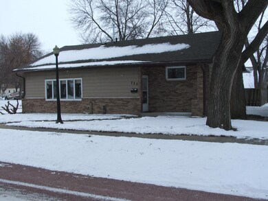 723 E Hanson Ave, Mitchell, SD 57301 - photo 2