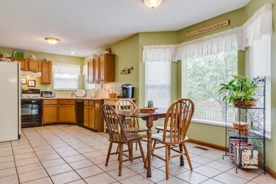 Eating space w/Bay windows