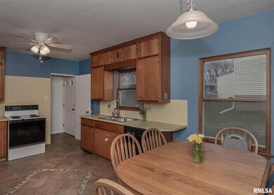 215 Pershing Ct, Davenport, IA 52803 - photo 5