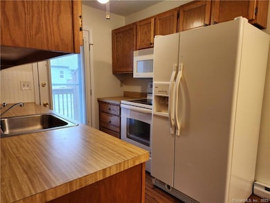 1 Abbott Rd unit 167, Ellington, CT 06029 - photo 3