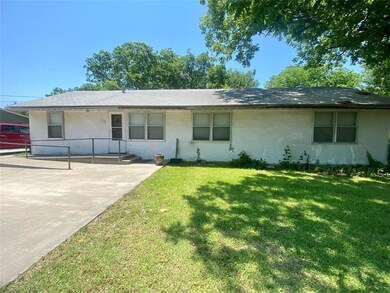 1119 S Grand Ave, Gainesville, TX 76240 - photo 2