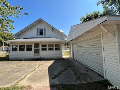 View of front of home featuring an outdoor structure