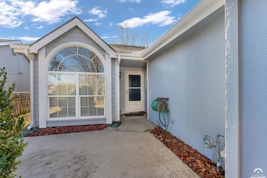 1317 Sunchase Dr, Lawrence, KS 66044 - photo 2