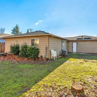 541 Cedar St, Central Point, OR 97502 - photo 2