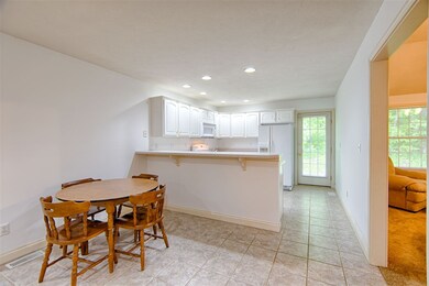 Kitchen eat-in area