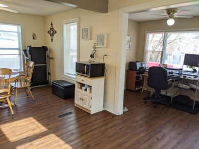 817 W Chestnut St, Freeport, IL 61032 - photo 4