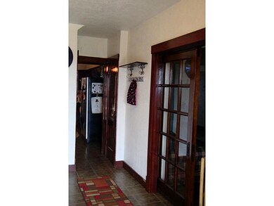 Entry/Foyer.