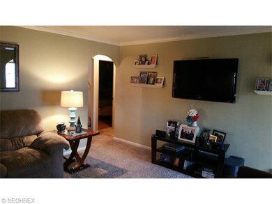 spacious living room, crown molding, curved entryw