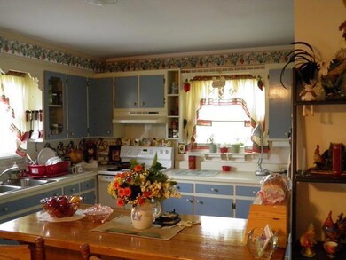 Country kitchen - All appliances stay