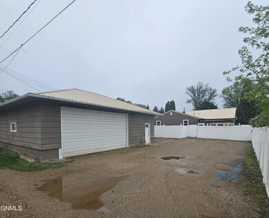 1421 4th Ave NW, Jamestown, ND 58401 - photo 2