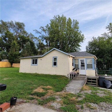 340 Hickory St, Newton, IA 50208 - photo 2