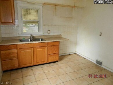 5328 Arch St, Maple Heights, OH 44137 - photo 4