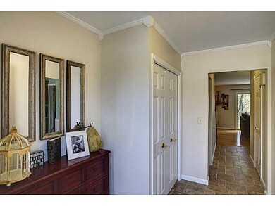 Entry/Foyer.