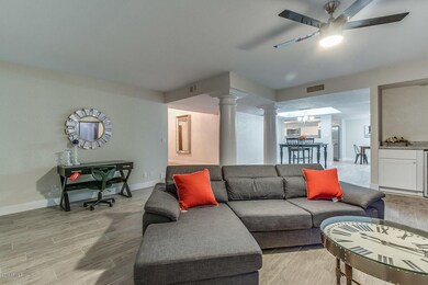 8040 E Via Del Valle-large-008-18-Living