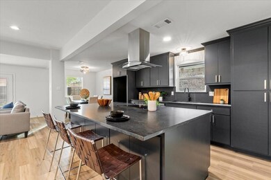 Kitchen with a kitchen bar, tasteful backsplash, e