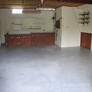 Garage/Carport