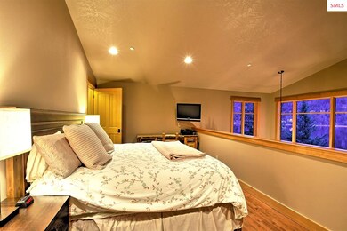 Wake up to serenity each morning in the master lof