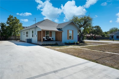 221 S Mccall Ave, Sinton, TX 78387 - photo 2