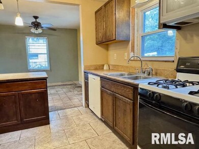 635 8th Ave S, Clinton, IA 52732 - photo 3