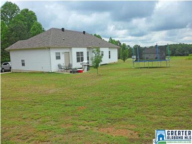 HUGE AND FLAT BACKYARD!!!